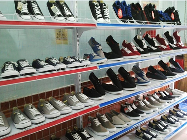 Tăng 20% doanh thu nhờ sử dụng kệ siêu thị trưng bày giày dép đẹp mắt